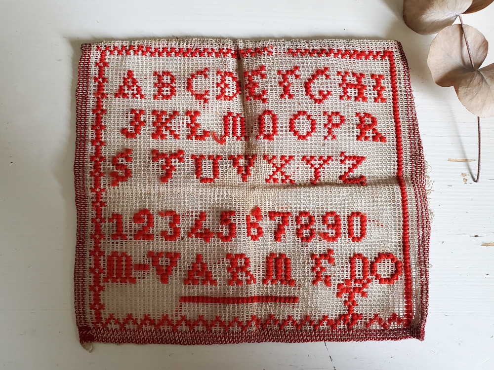 ◆フランスアンティーク｜手刺繍のエンブレムマルチクロス