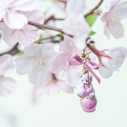 ［Creema限定］桜のhug&hiベアのりんご飴 イヤリングペア 3枚目の画像