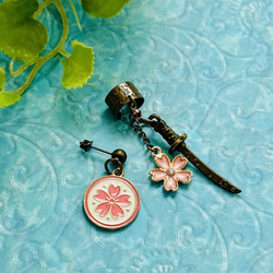 桜と刀剣の耳飾り（EC04） 1枚目の画像