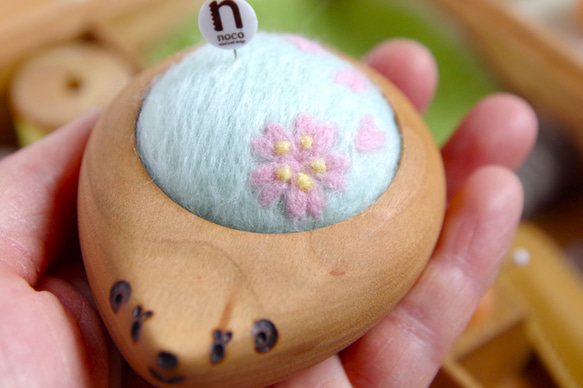 ハリネズミの羊毛ピンクッション【針山】桜の花びら 3枚目の画像