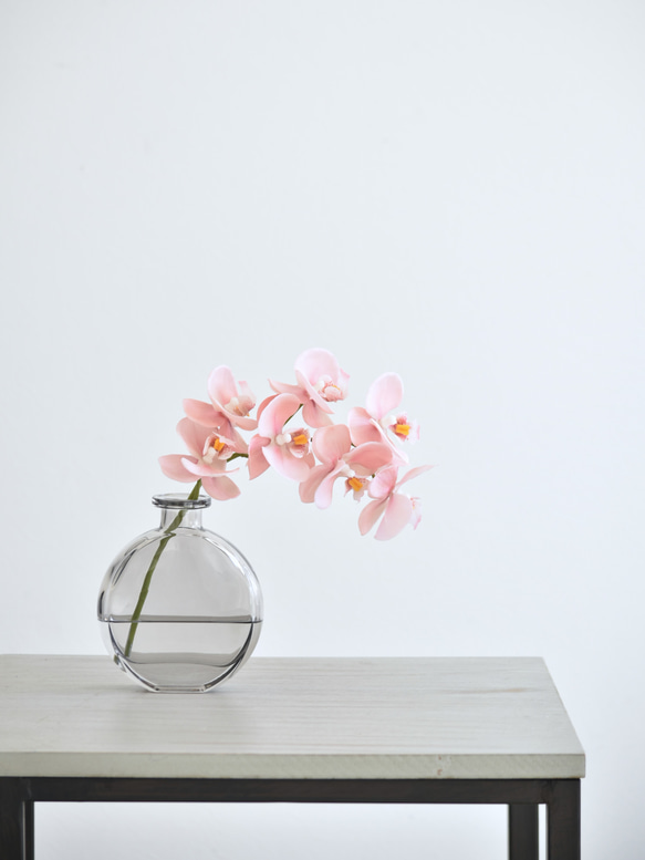 咲き続けるコチョウラン(ベージュピンク＋グレーガラス)　マジカルウォーター　癒しのフラワーインテリア 5枚目の画像