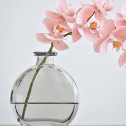 咲き続けるコチョウラン(ベージュピンク＋グレーガラス)　マジカルウォーター　癒しのフラワーインテリア 7枚目の画像