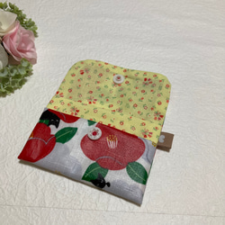カードケース　椿と猫　ラミネート生地　黄色小花 1枚目の画像