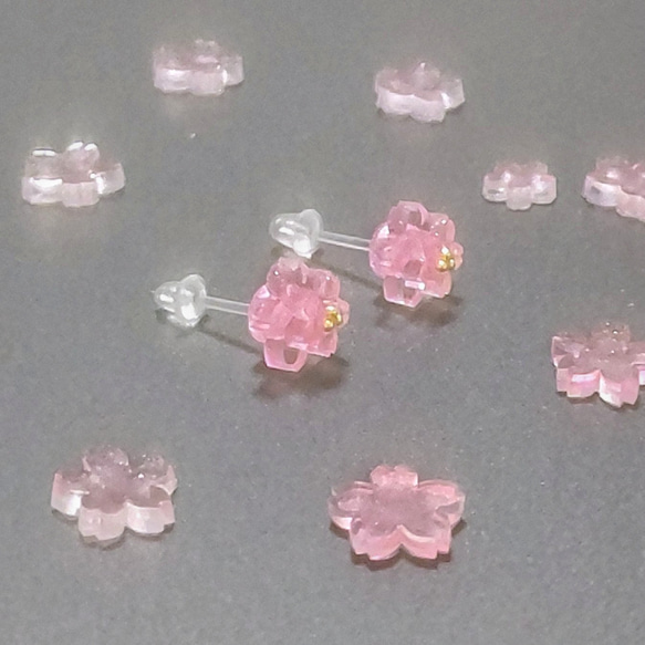 八重桜　桜  ミニチュア　樹脂　透明　ピアス 2枚目の画像