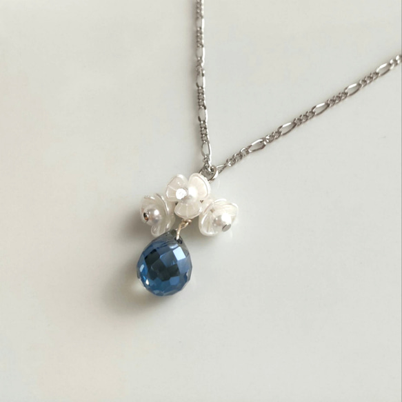 【セット】小さな白い花とブルーのカットガラスのネックレス＆イヤリング（ピアス） 13枚目の画像