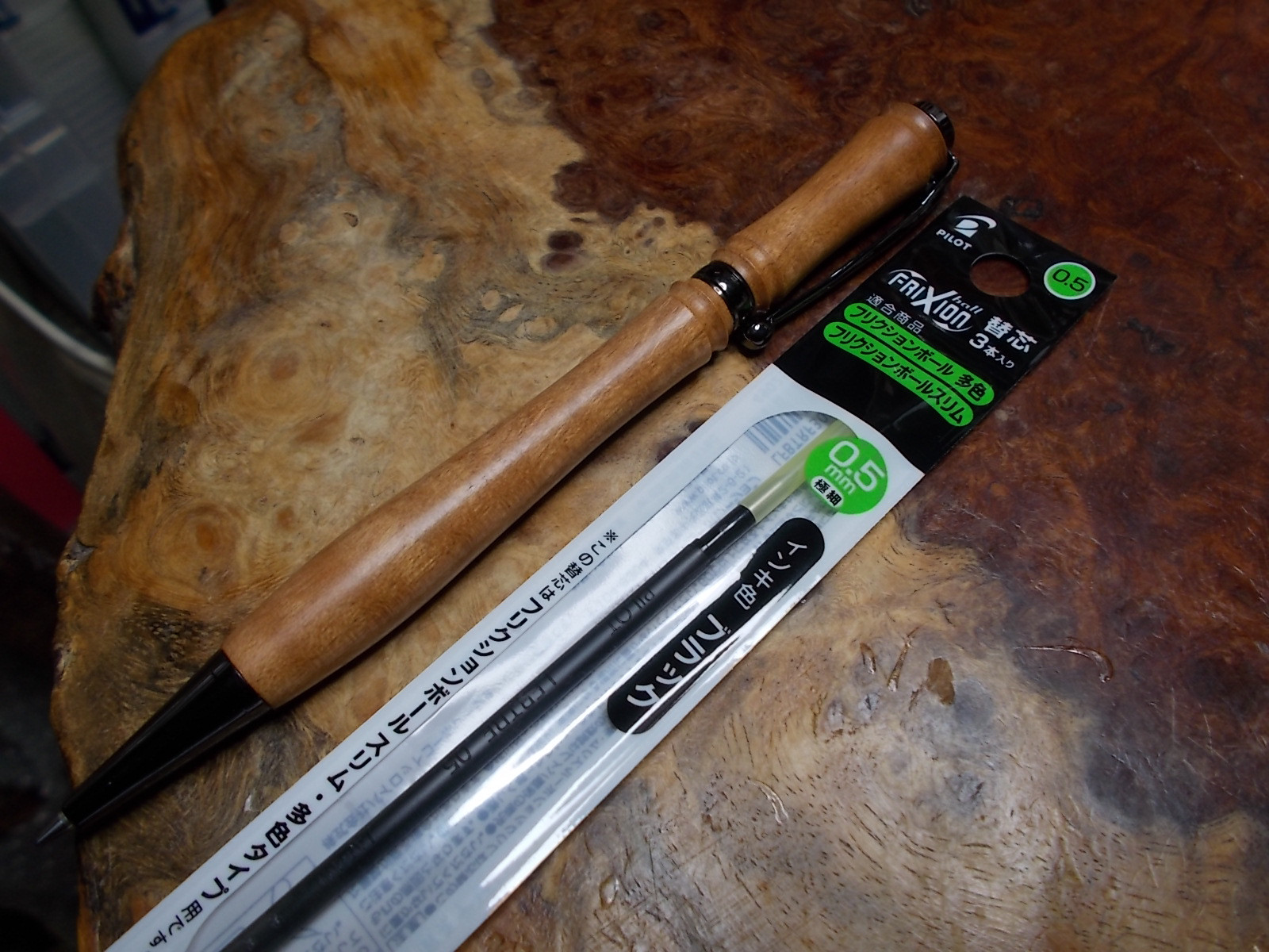 山桜の縮杢のフリクションボールペン(ジェットストリームやクロス軸も対応可)  手作り一品物！