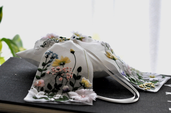 【新作ラッピング無料】　ガーデン刺繡のシルクのリボン　オートクチュール刺繡リングピロー 10枚目の画像