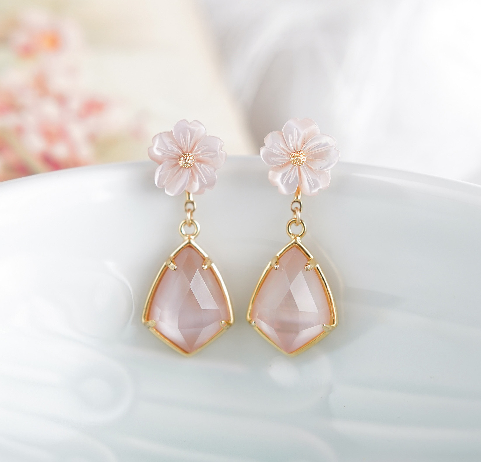 金属アレルギー対応☆ピンクシェル桜のピアス・痛くなりにくいイヤリング