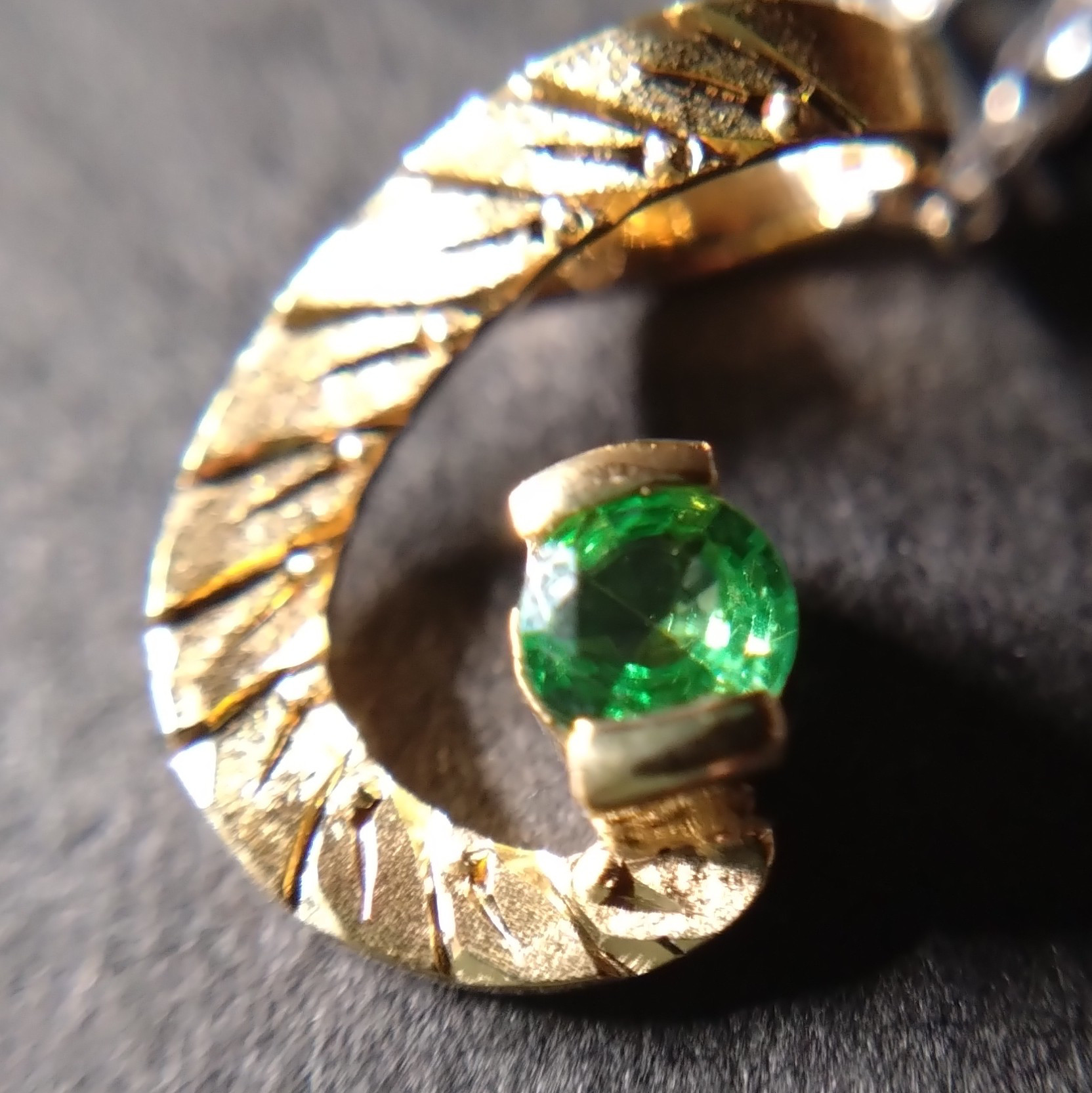 ツァボライト月桂樹手彫りネックレス -フルーツ-