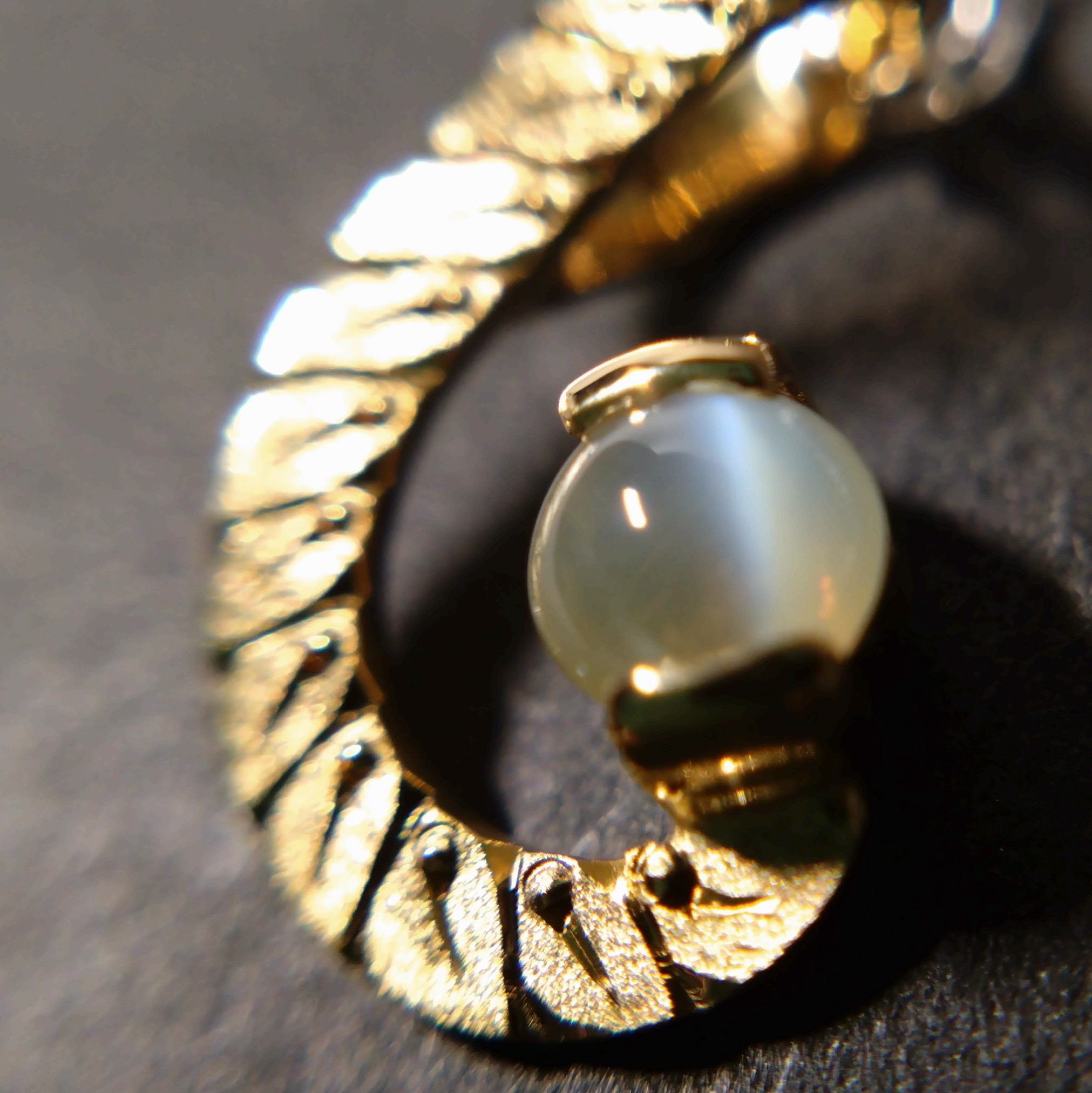 クリソベリルキャッツアイ月桂樹手彫りネックレス -フルーツ-