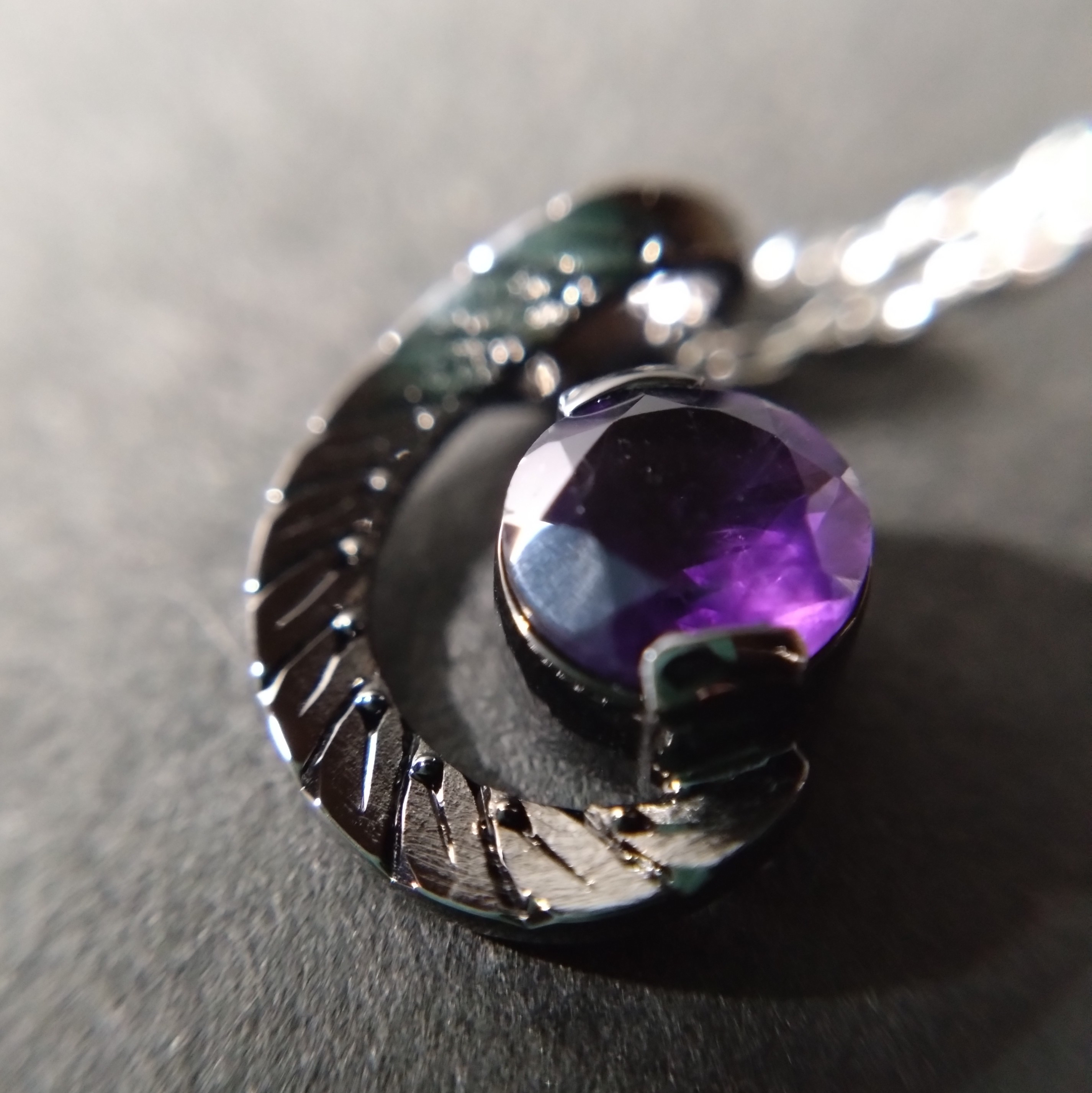 アメシスト月桂樹手彫りネックレス -フルーツ-