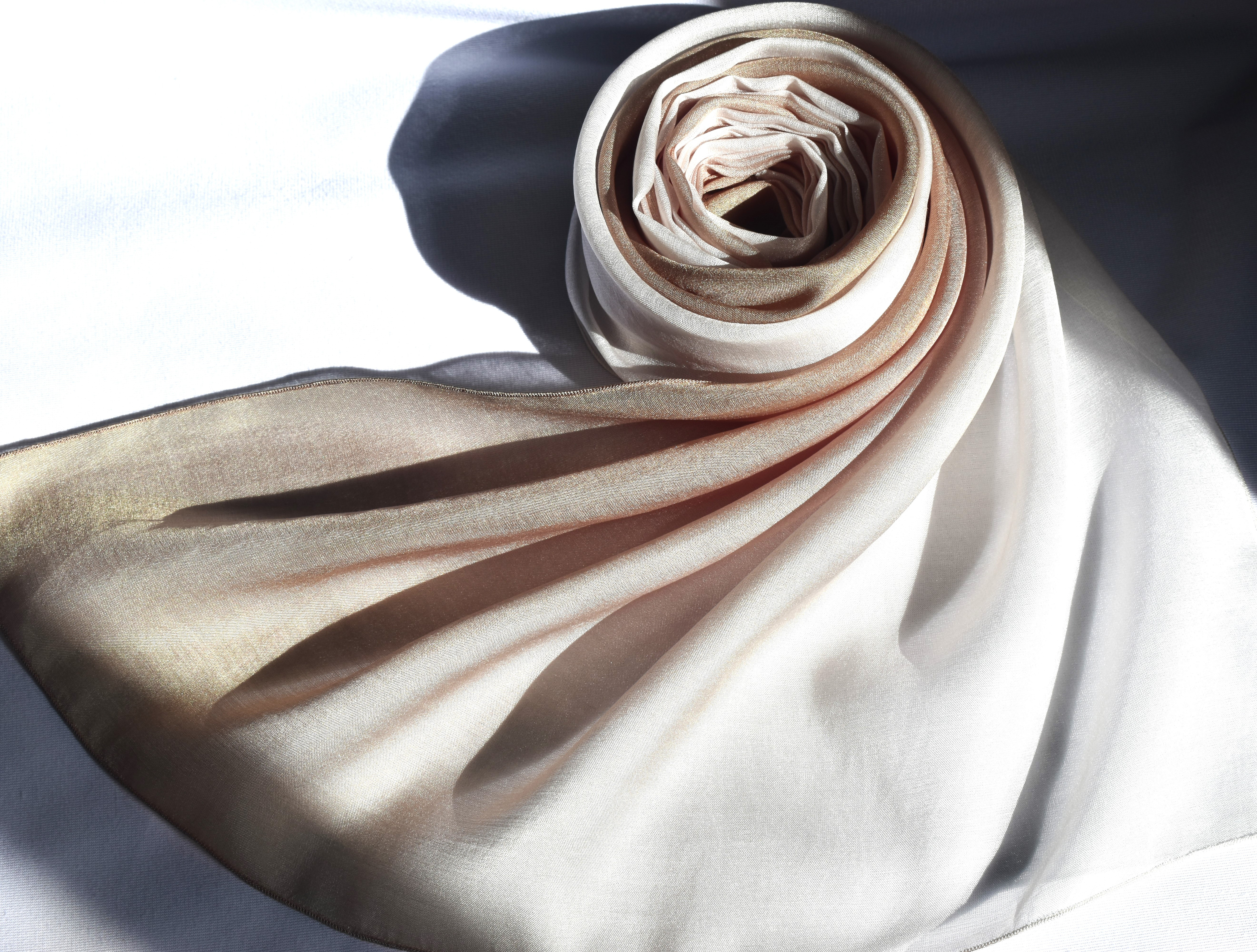 新作「色が変化する麴塵染」シルクスストール（シナモン～モスグリーン）