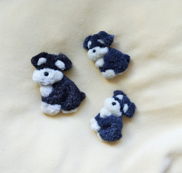 ミニチュア・シュナウザーの刺繍ブローチ【大】　犬　 2枚目の画像