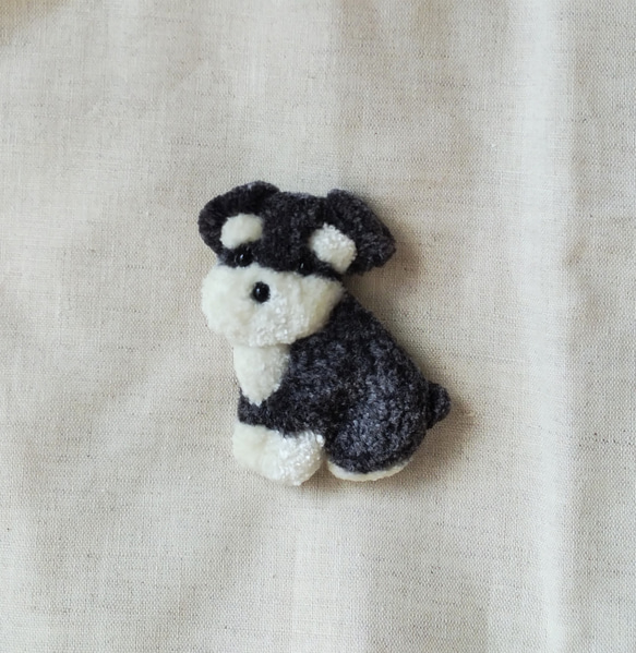 ミニチュア・シュナウザーの刺繍ブローチ【大】　犬　 4枚目の画像