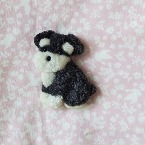 ミニチュア・シュナウザーの刺繍ブローチ【大】 犬 ブローチ ミニチュア・シュナウザーの刺繍ブローチ【大】 犬 ブローチ