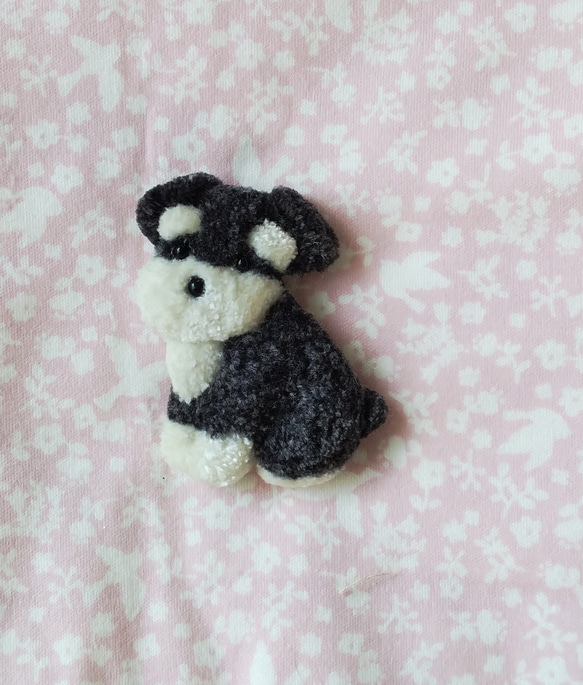 ミニチュア・シュナウザーの刺繍ブローチ【大】　犬　 5枚目の画像