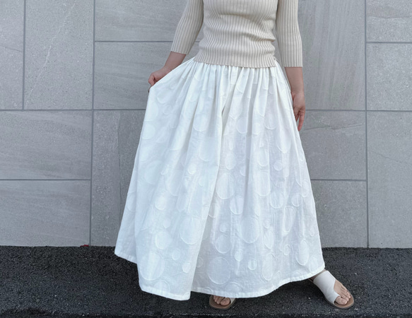 新色♪オフホワイトのランダムドットジャガードスカート 1枚目の画像