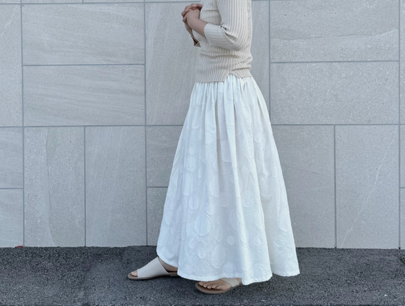 新色♪オフホワイトのランダムドットジャガードスカート 2枚目の画像