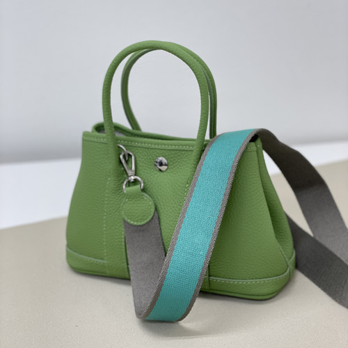 【人気モデル】グリーンカラーレザートートBAG未使用新品（キー＆クシュレット付） imgrc0092178511.jpg