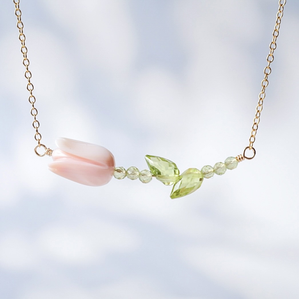 【ネックレス】チューリップ クィーンコンクシェル ペリドット 天然石 誕生石 春 花 ピンク 14kgf アレルギー対応