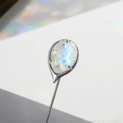 ホワイト ラブラドライト ブローチ / White Labradorite Brooch 2枚目の画像