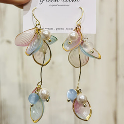 べっこう色クリスタルと花びらのキラゆらピアス ハンドメイド 