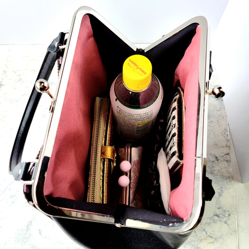 ひねり錠のマチ付きポケットがま口バッグ(キュリアスワールド