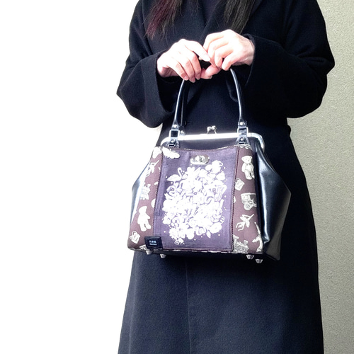 ひねり錠のマチ付きポケットがま口バッグ(キュリアスワールド