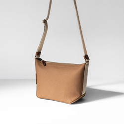 使用了輕量結實的棉麻帆布的側背包【駝色 / camel】 第2張的照片