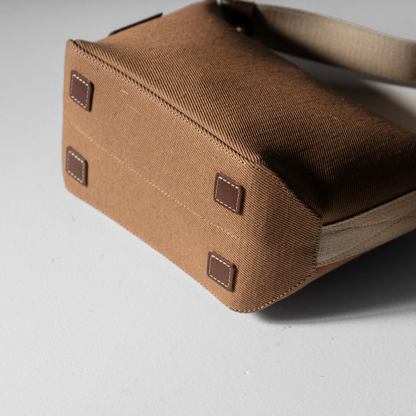 使用了輕量結實的棉麻帆布的側背包【駝色 / camel】 第4張的照片