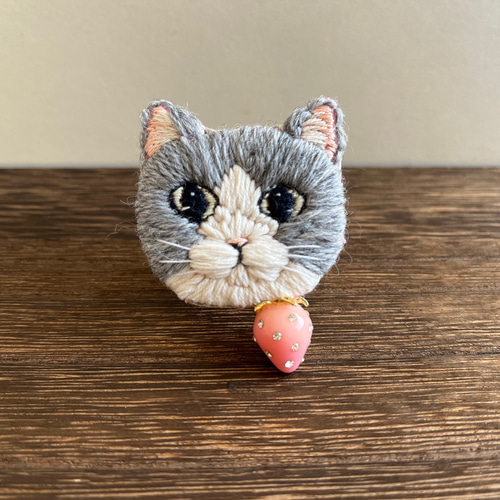 ねこ はちわれ 刺繍 猫ブローチ✨ ハンドメイド プレゼントにオススメ 