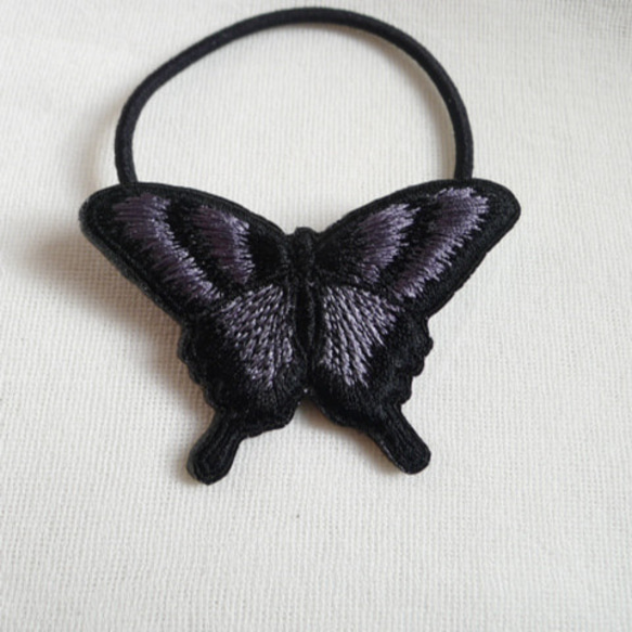 黒とグレーのアゲハ蝶ヘアゴム 1枚目の画像
