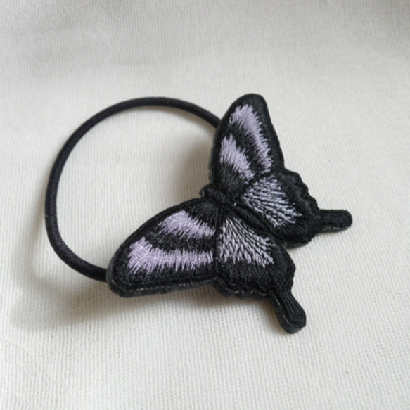 黒とグレーのアゲハ蝶ヘアゴム 2枚目の画像