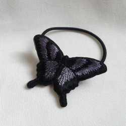 黒とグレーのアゲハ蝶ヘアゴム 3枚目の画像