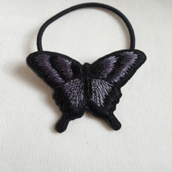 黒とグレーのアゲハ蝶ヘアゴム 4枚目の画像