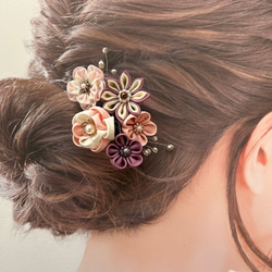 つまみ細工のコーム髪飾り　小花５輪　薄ピンク＆パープル 1枚目の画像
