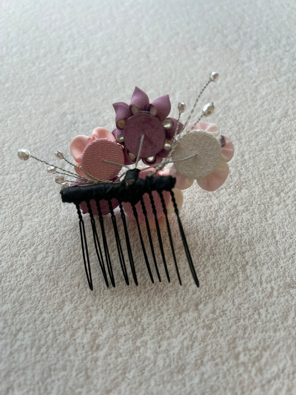つまみ細工のコーム髪飾り　小花５輪　薄ピンク＆パープル 3枚目の画像
