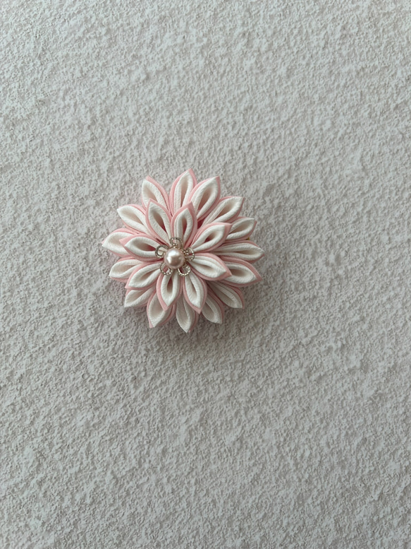 つまみ細工　正絹の髪飾り　透かしパーツ付きクリップ　　薄桜色の少し小ぶりな半くすの大菊　 2枚目の画像