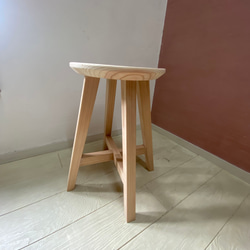 スタイリッシュでおしゃれな木組みの丸い座面の椅子・スツール 3枚目の画像