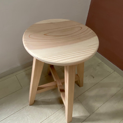 スタイリッシュでおしゃれな木組みの丸い座面の椅子・スツール 2枚目の画像