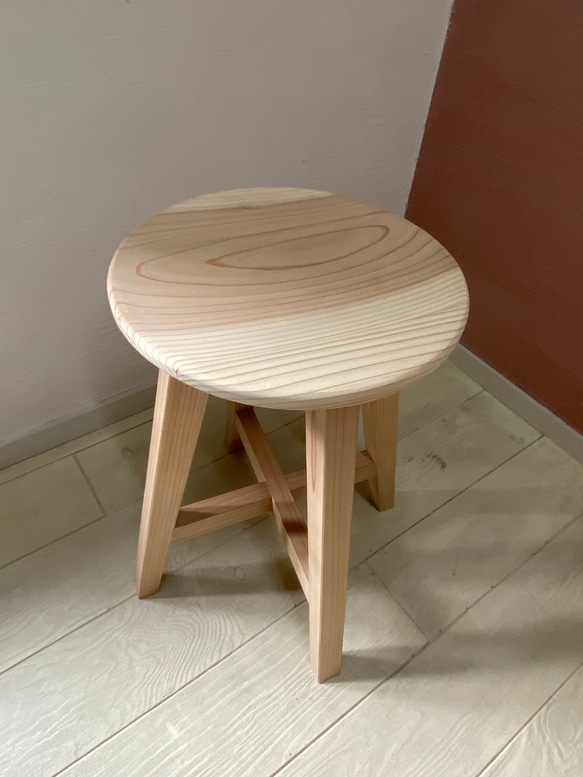 スタイリッシュでおしゃれな木組みの丸い座面の椅子・スツール 2枚目の画像