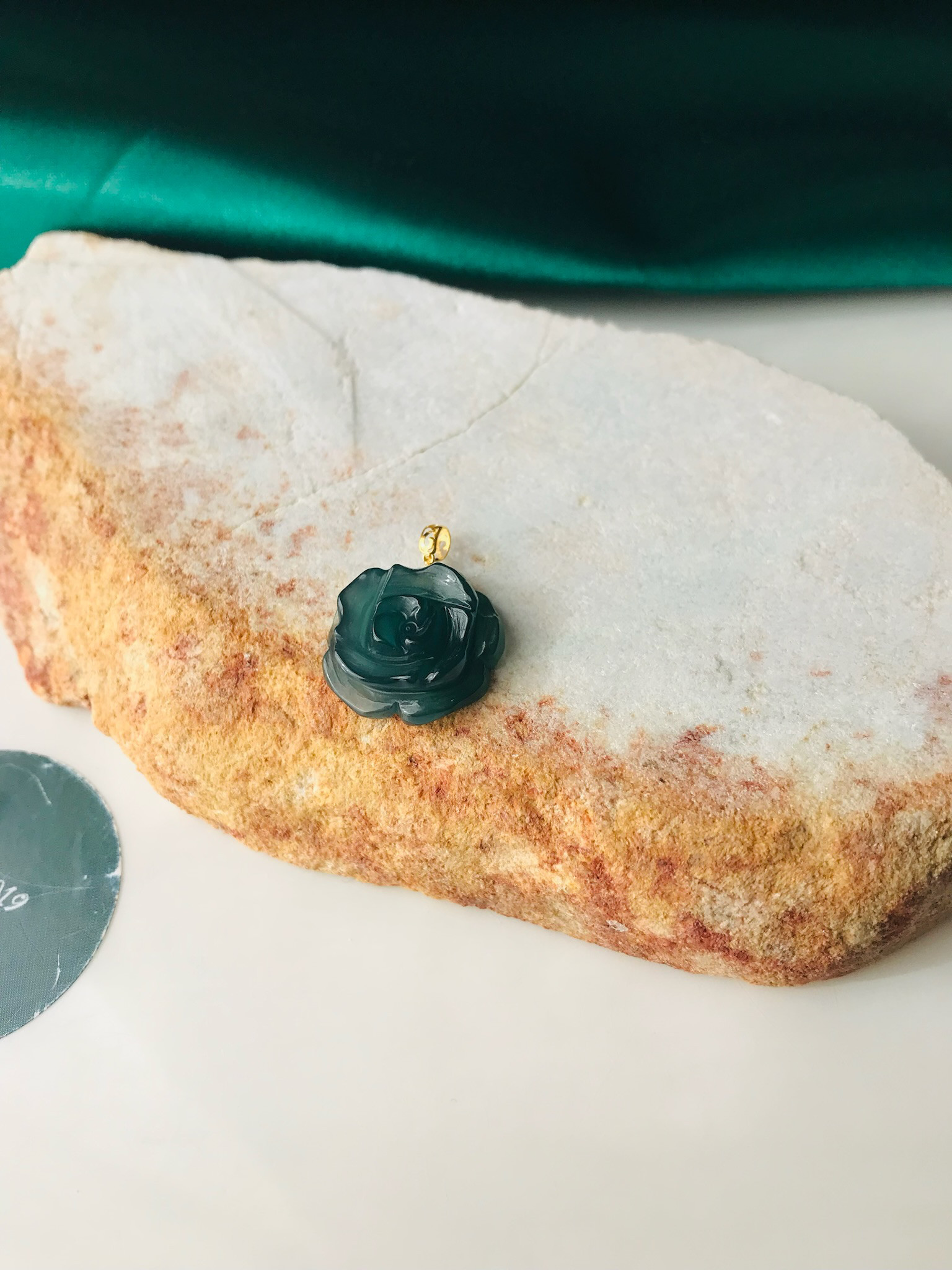 [P110-299] ジェイド　JADE  ヒスイ　本翡翠　ペンダント　彫刻　バラ　グアテマラ産　アイスダークグリーン