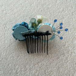 つまみ細工のコーム髪飾り　ブルー系３輪の小花とアーテシャルフラワー２輪 3枚目の画像