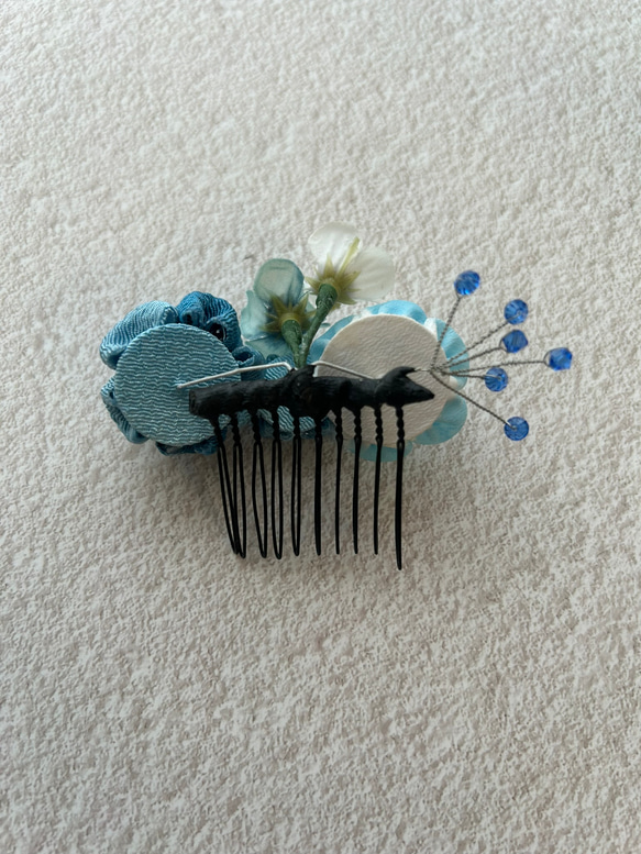 つまみ細工のコーム髪飾り　ブルー系３輪の小花とアーテシャルフラワー２輪 3枚目の画像