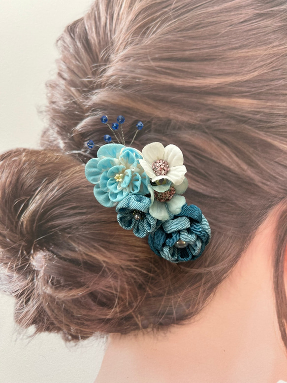 つまみ細工のコーム髪飾り　ブルー系３輪の小花とアーテシャルフラワー２輪 1枚目の画像