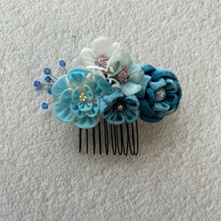 つまみ細工のコーム髪飾り　ブルー系３輪の小花とアーテシャルフラワー２輪 2枚目の画像