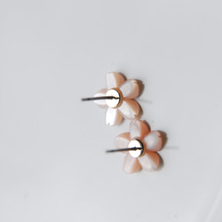 粉紅貝殼櫻花耳環，搭配鈦金屬配件 第5張的照片