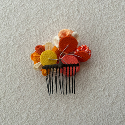 つまみ細工のコーム髪飾り　小花4輪　オレンジ系 3枚目の画像