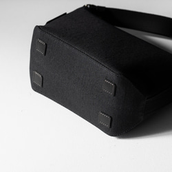 使用了輕量結實的棉麻帆布的側背包 【黑色 / black】 第4張的照片