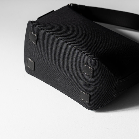 使用了輕量結實的棉麻帆布的側背包 【黑色 / black】 第4張的照片